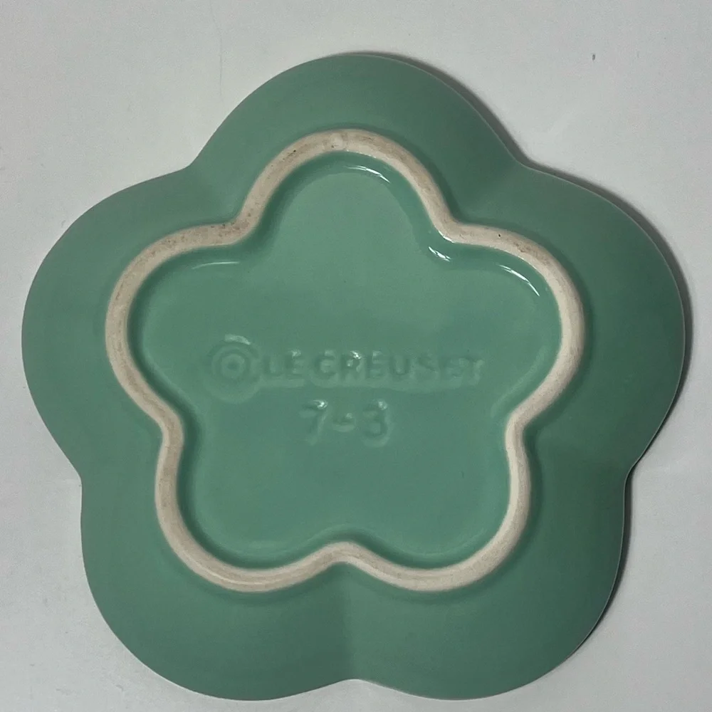 Le Creuset Stoneware Flower Petal Scalloped Trinket Dish Plate Tray